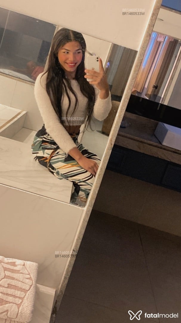 Acompanhante travesti com cabelo castanho de olhos castanhos em Caraguatatuba Acompanhante travesti com cabelo castanho de olhos castanhos em Caraguatatuba - Bruninha
