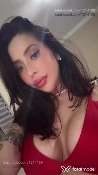 Acompanhante mulher com cabelo castanho de olhos azuis - Zaya