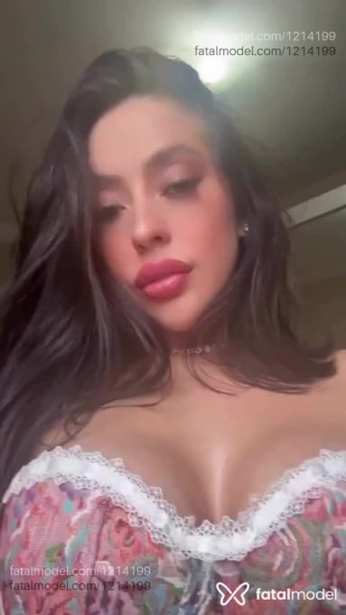 Acompanhante mulher com cabelo castanho de olhos azuis - Zaya