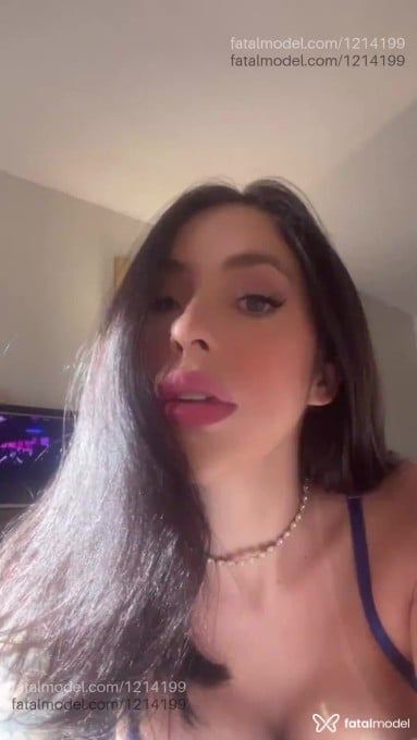 Acompanhante mulher com cabelo castanho de olhos azuis - Zaya
