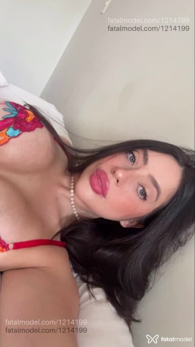 Acompanhante mulher com cabelo castanho de olhos azuis - Zaya