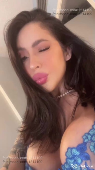 Acompanhante mulher com cabelo castanho de olhos azuis - Zaya