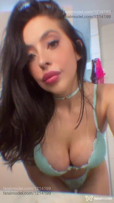 Acompanhante mulher com cabelo castanho de olhos azuis - Zaya