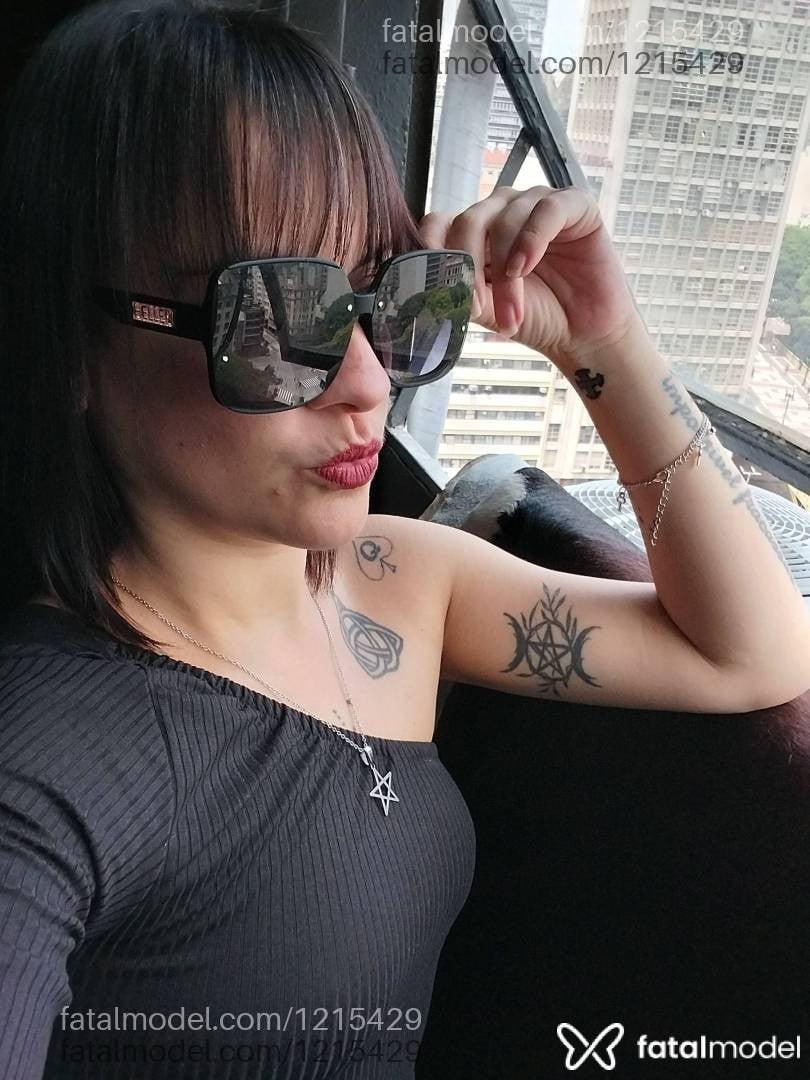 Acompanhante mulher morena (o) de olhos castanhos - Ruby Holy