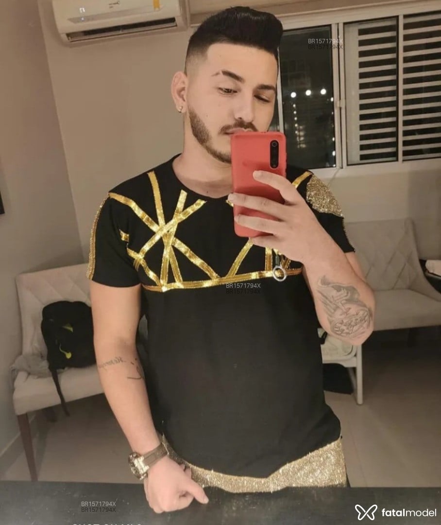 Acompanhante homem com cabelo castanho de olhos castanhos em Joinville Acompanhante homem com cabelo castanho de olhos castanhos em Joinville - Ricardo
