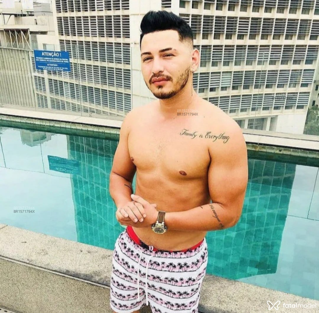 Acompanhante homem com cabelo castanho de olhos castanhos em Joinville Acompanhante homem com cabelo castanho de olhos castanhos em Joinville - Ricardo