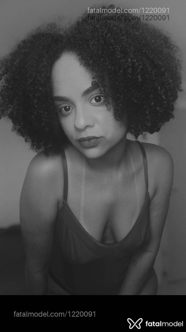 Acompanhante mulher morena (o) de olhos pretos - Bella