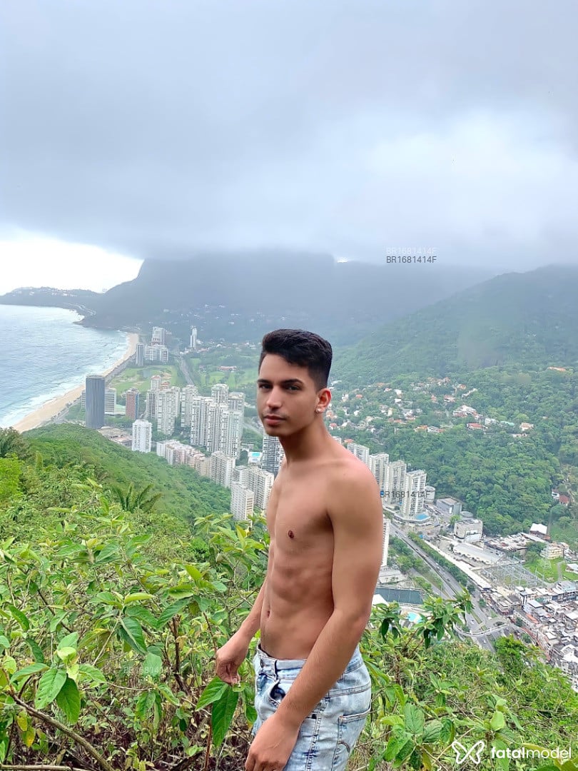 Acompanhante homem com cabelo castanho de olhos castanhos em São Paulo Acompanhante homem com cabelo castanho de olhos castanhos em São Paulo - Henrique