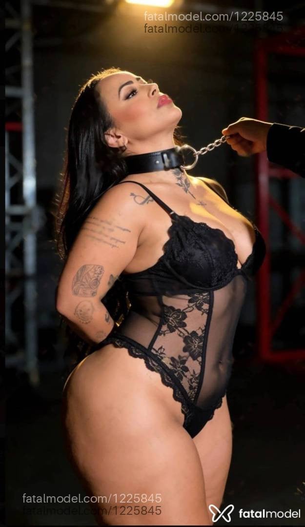 Acompanhante mulher morena (o) de olhos castanhos - Malévola