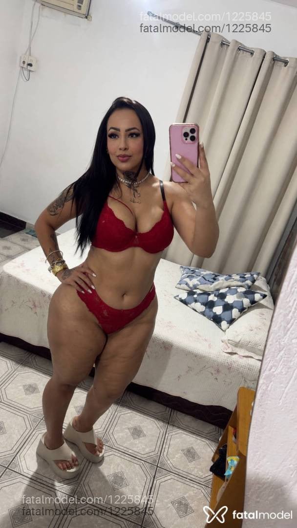 Acompanhante mulher morena (o) de olhos castanhos - Malévola