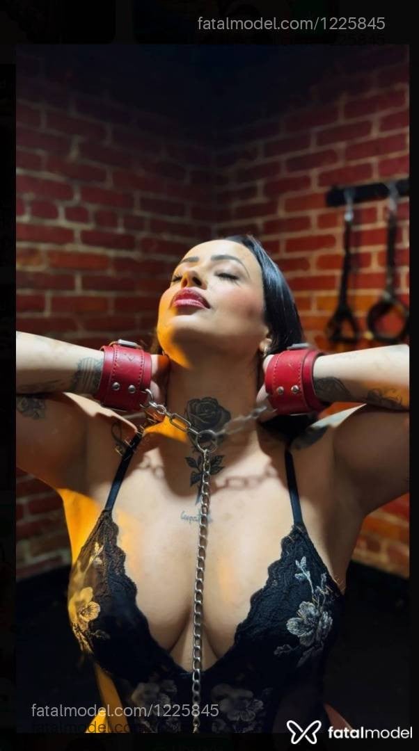 Acompanhante mulher morena (o) de olhos castanhos - Malévola