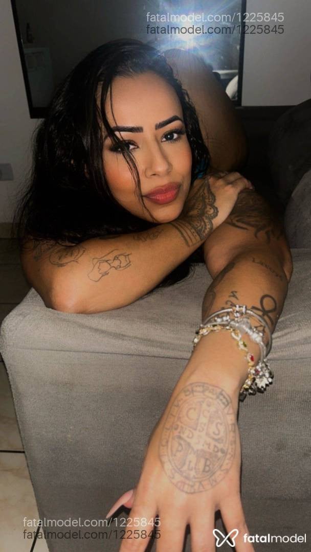 Acompanhante mulher morena (o) de olhos castanhos - Malévola