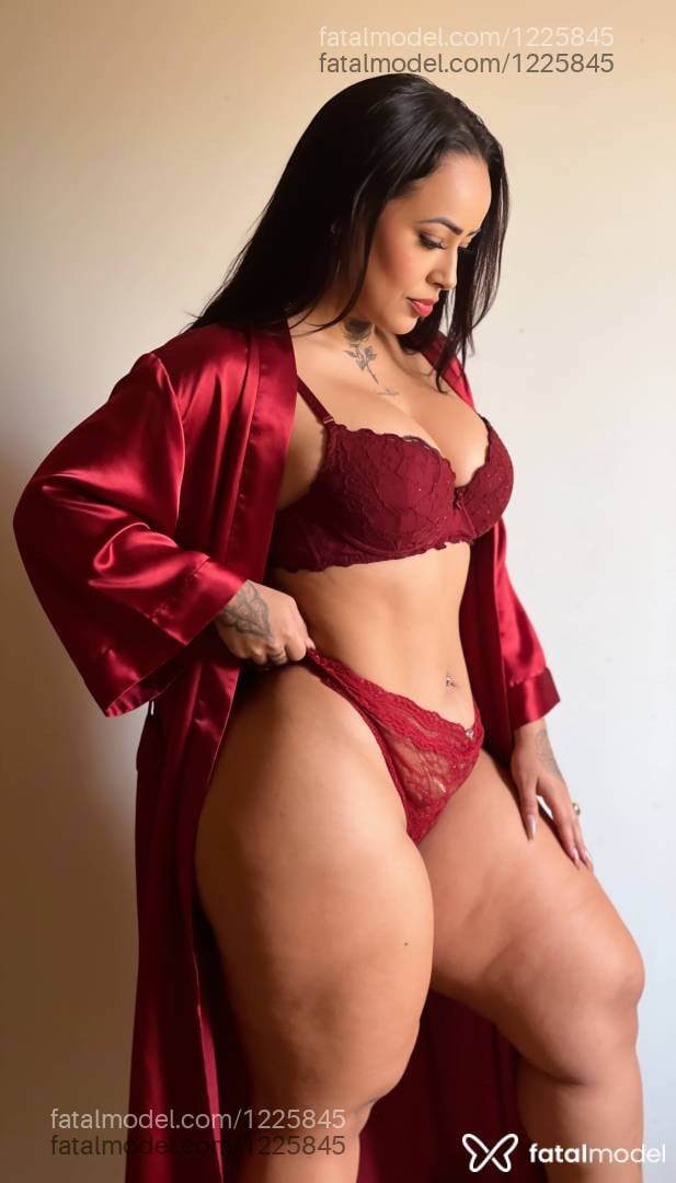 Acompanhante mulher morena (o) de olhos castanhos - Malévola