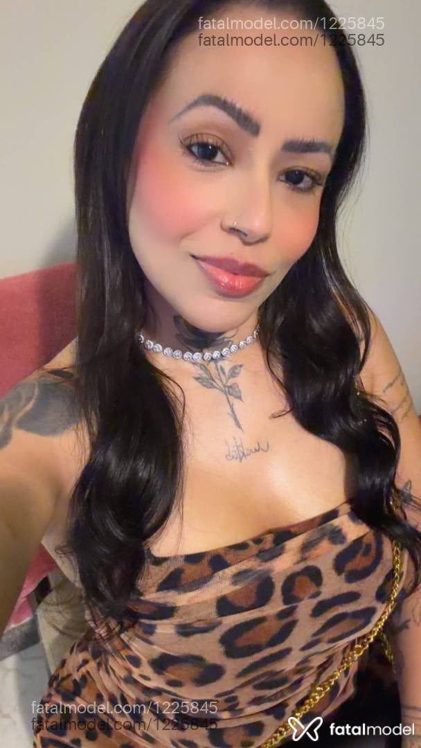 Acompanhante mulher morena (o) de olhos castanhos - Malévola