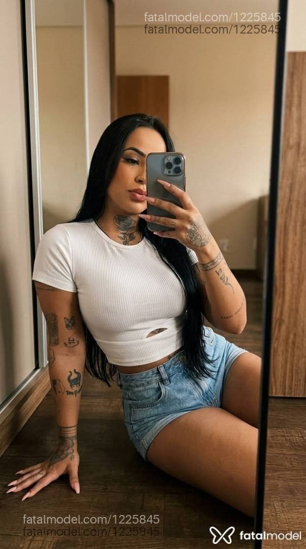 Acompanhante mulher morena (o) de olhos castanhos - Malévola