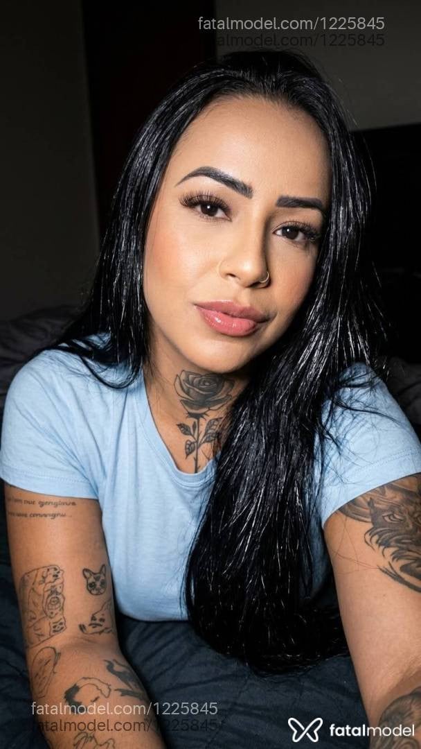 Acompanhante mulher morena (o) de olhos castanhos - Malévola