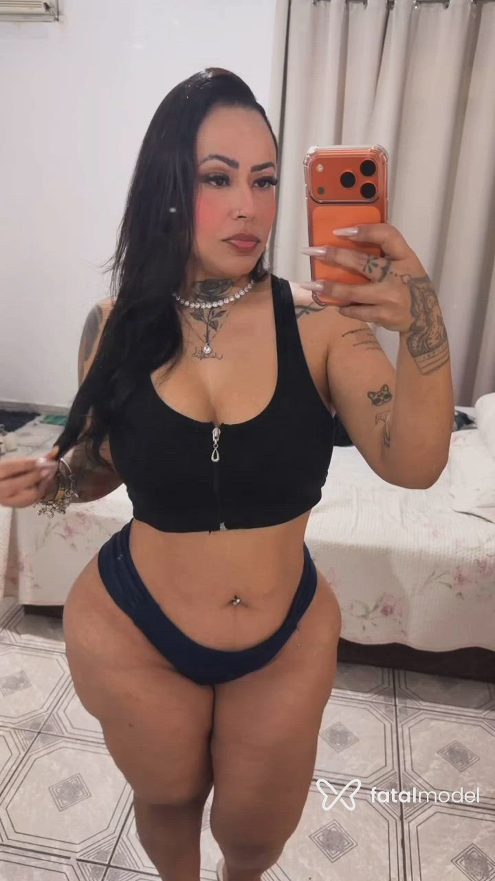 Acompanhante mulher morena (o) de olhos castanhos - Malévola Acompanhante mulher morena (o) de olhos castanhos - Malévola