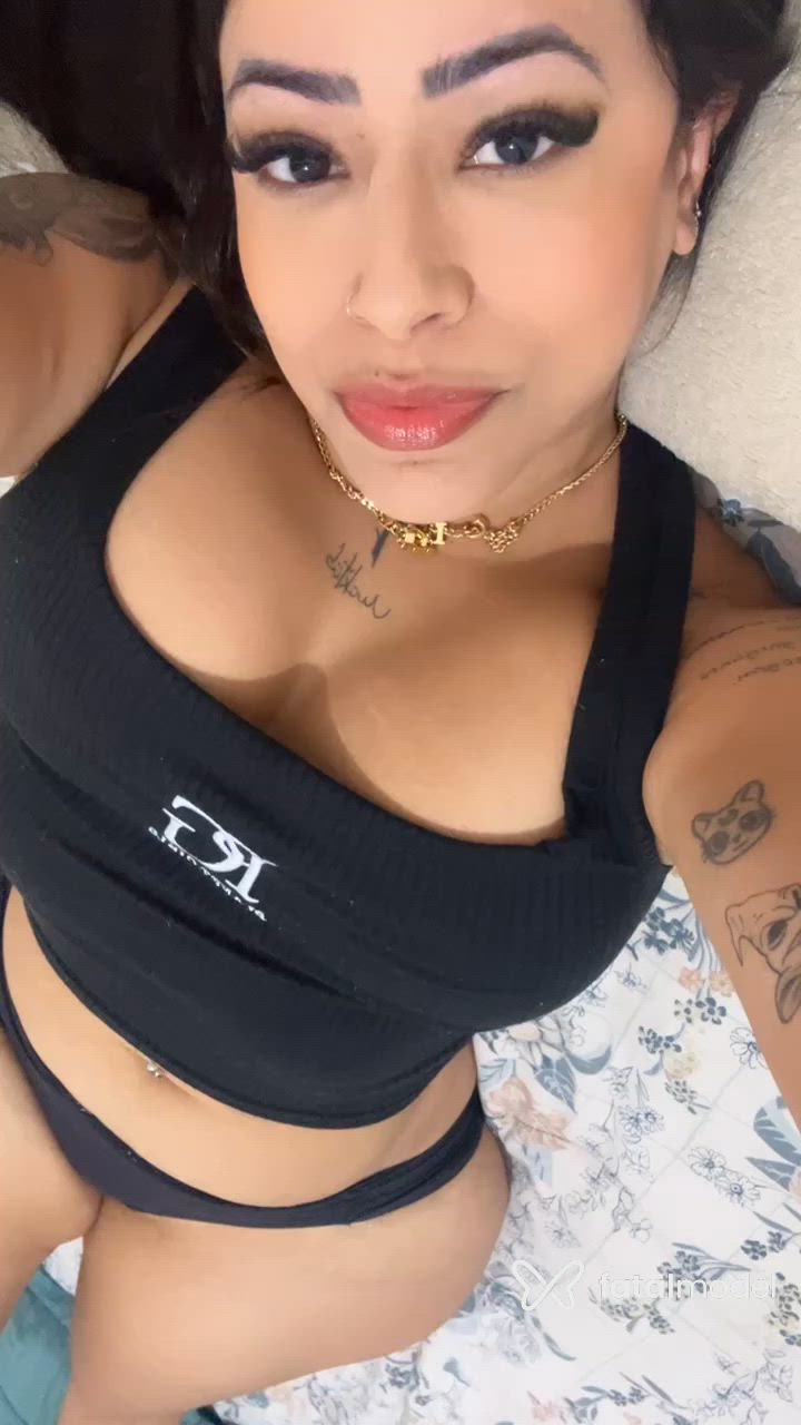 Acompanhante mulher morena (o) de olhos castanhos - Malévola