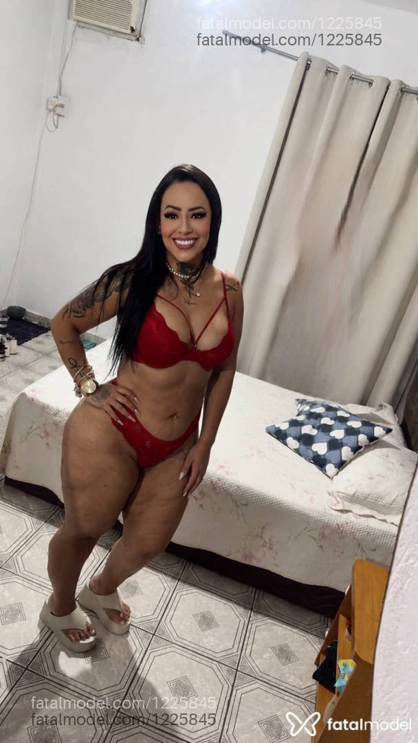 Acompanhante mulher morena (o) de olhos castanhos - Malévola