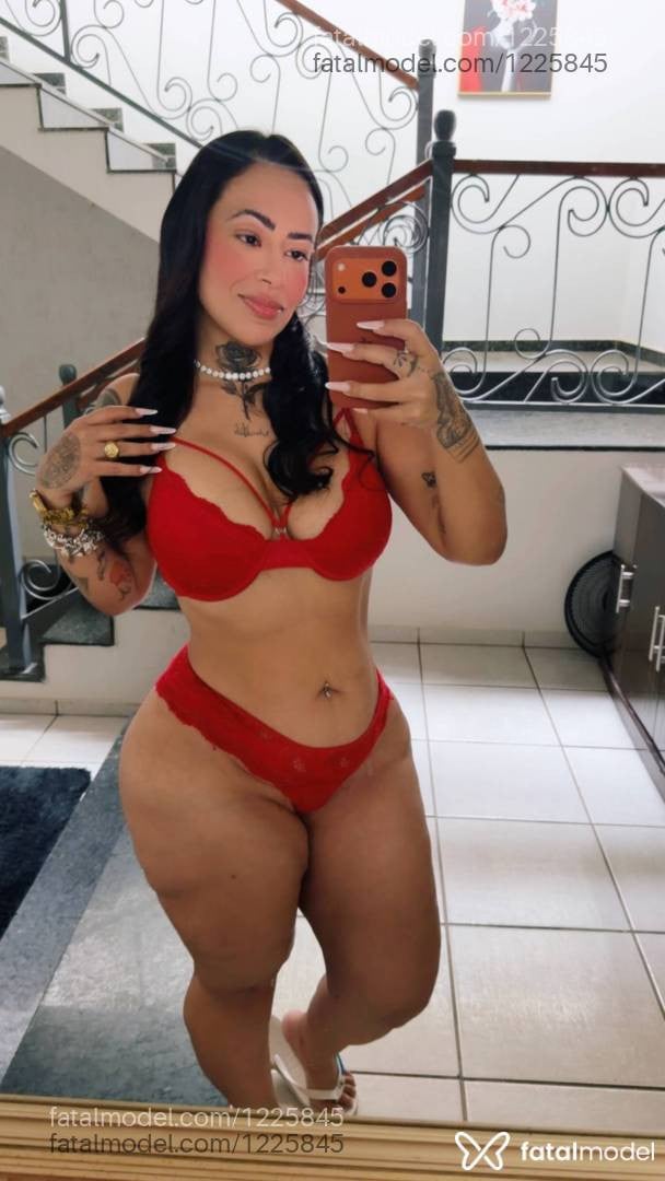 Acompanhante mulher morena (o) de olhos castanhos - Malévola
