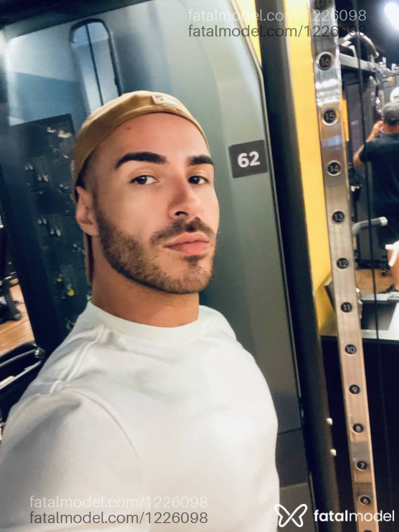 Acompanhante homem com cabelo castanho de olhos castanhos - Rafael Reis