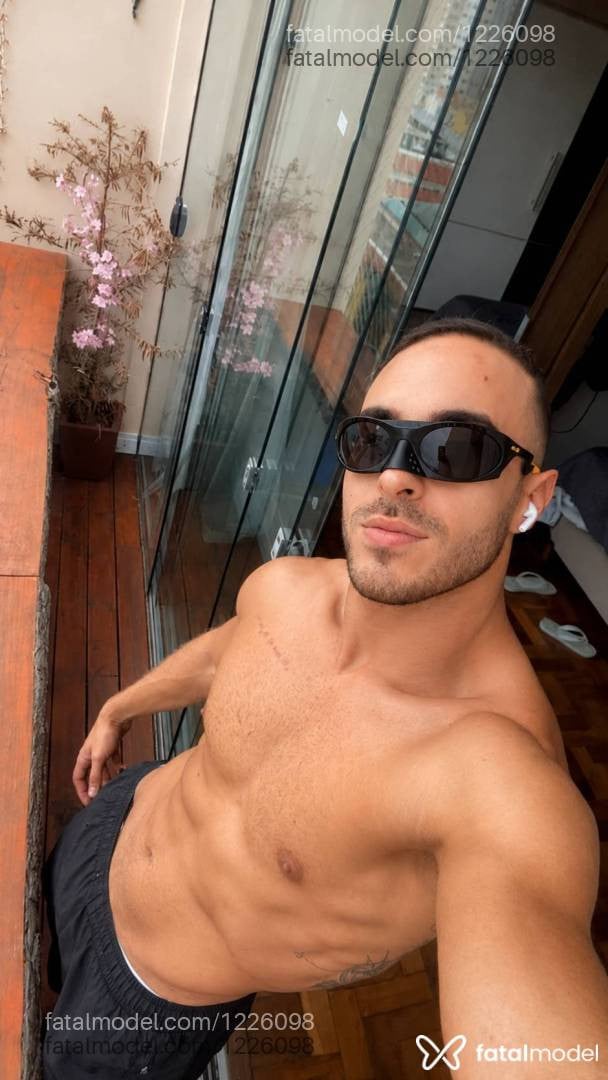 Acompanhante homem com cabelo castanho de olhos castanhos - Rafael Reis