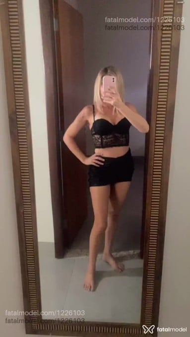 Acompanhante mulher loira (o) de olhos castanhos - Patricia
