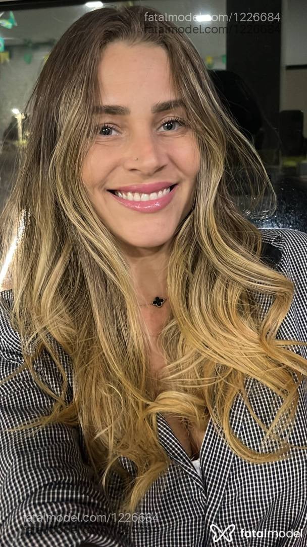Acompanhante mulher com cabelo castanho de olhos verdes - Bianca