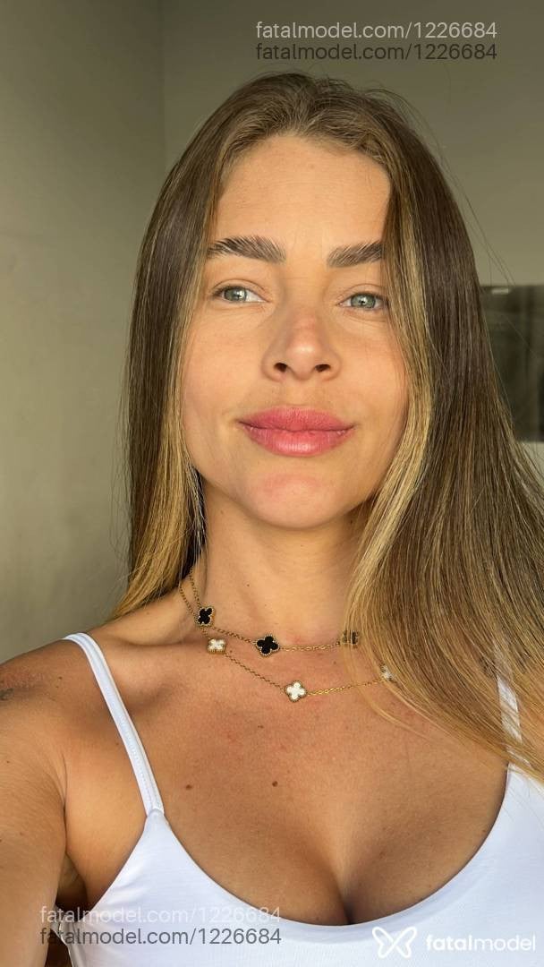 Acompanhante mulher com cabelo castanho de olhos verdes - Bianca