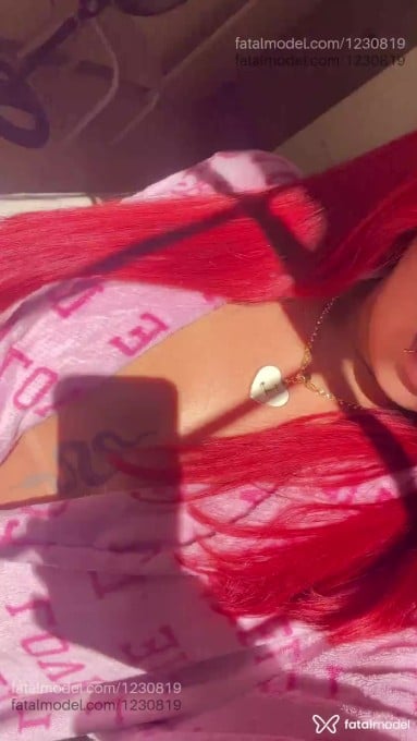 Acompanhante mulher ruiva (o) de olhos castanhos - Ariel Acompanhante mulher ruiva (o) de olhos castanhos - Ariel