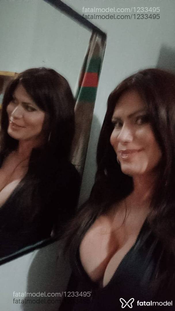 Acompanhante mulher trans com cabelo castanho de olhos verdes em Araçatuba - Valentina
