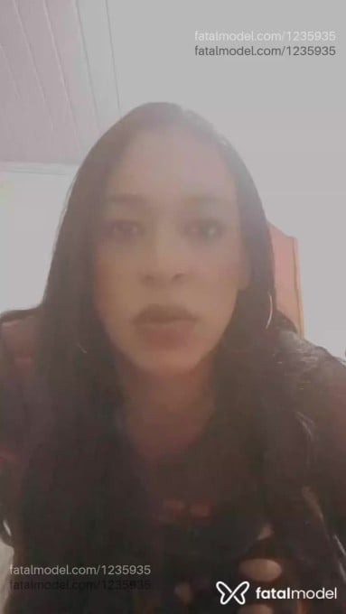 Acompanhante mulher trans com cabelo castanho de olhos castanhos - Monique