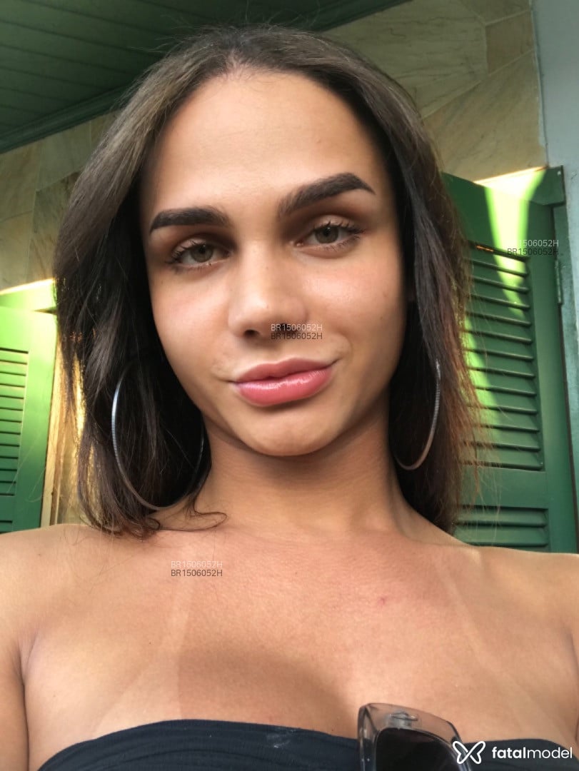 Acompanhante travesti com cabelo castanho de olhos verdes em Porto Alegre - Luanna Borges