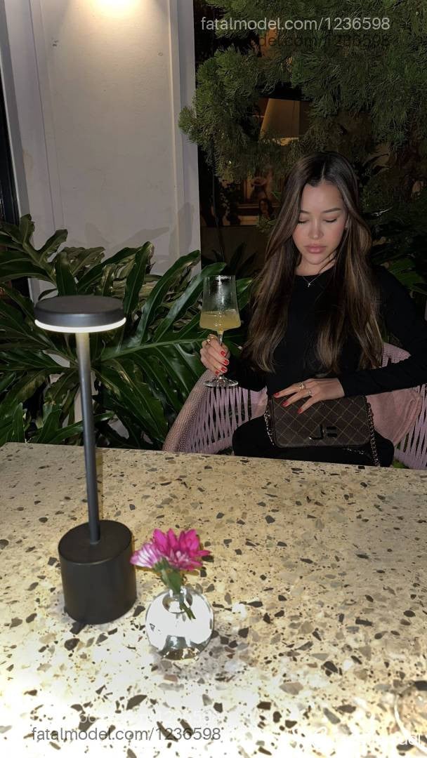 Acompanhante mulher com cabelo castanho de olhos castanhos em Uberlândia Acompanhante mulher com cabelo castanho de olhos castanhos em Uberlândia - Alice Benvenutti