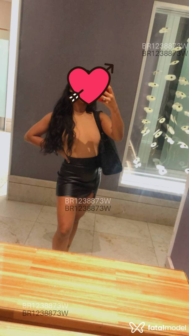 Acompanhante mulher com cabelo castanho de olhos castanhos em Brasília Acompanhante mulher com cabelo castanho de olhos castanhos em Brasília - Victoria