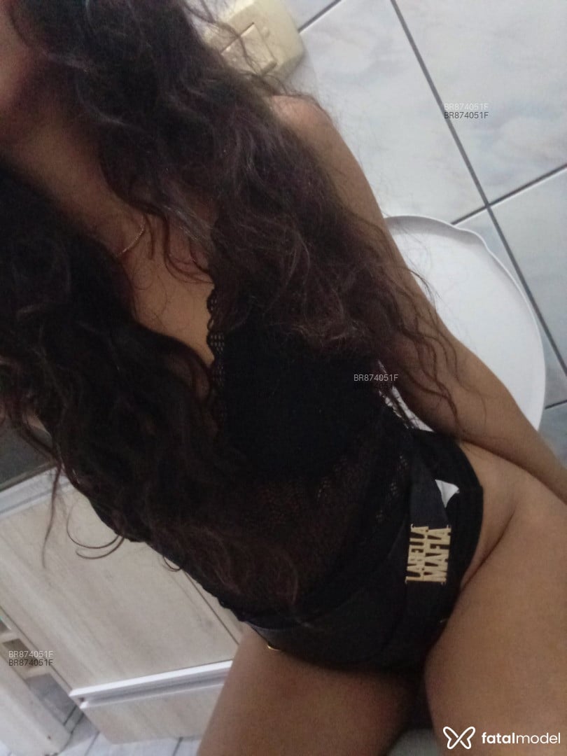 Acompanhante mulher com cabelo castanho de olhos mel em Florianópolis - Júlia Diniz