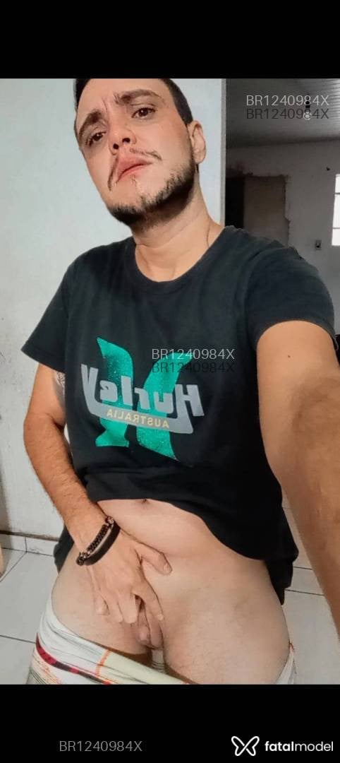 Acompanhante homem trans com cabelo castanho de olhos castanhos em Goiânia - Robert Prada