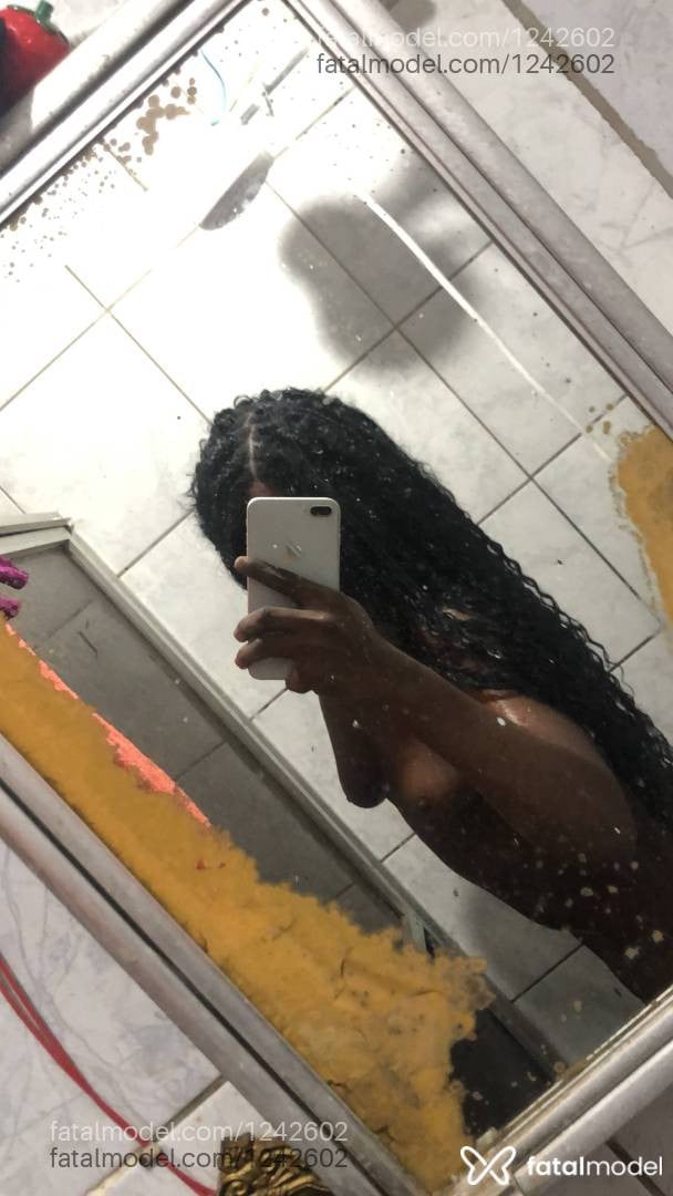 Acompanhante mulher trans morena (o) de olhos castanhos - Duda Silva