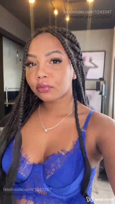 Acompanhante mulher com cabelo castanho de olhos castanhos - Ayla Santorini Acompanhante mulher com cabelo castanho de olhos castanhos - Ayla Santorini