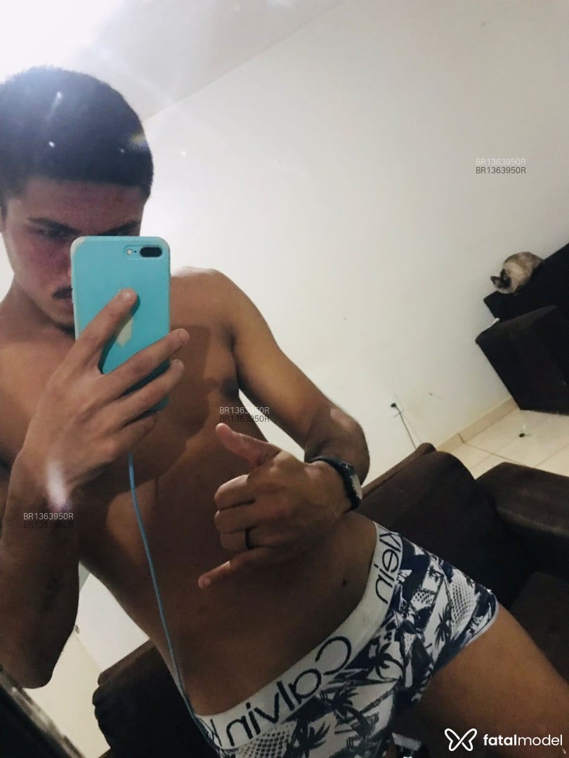 Acompanhante homem com cabelo castanho de olhos castanhos em Mambaí Acompanhante homem com cabelo castanho de olhos castanhos em Mambaí - Igor Carvalho