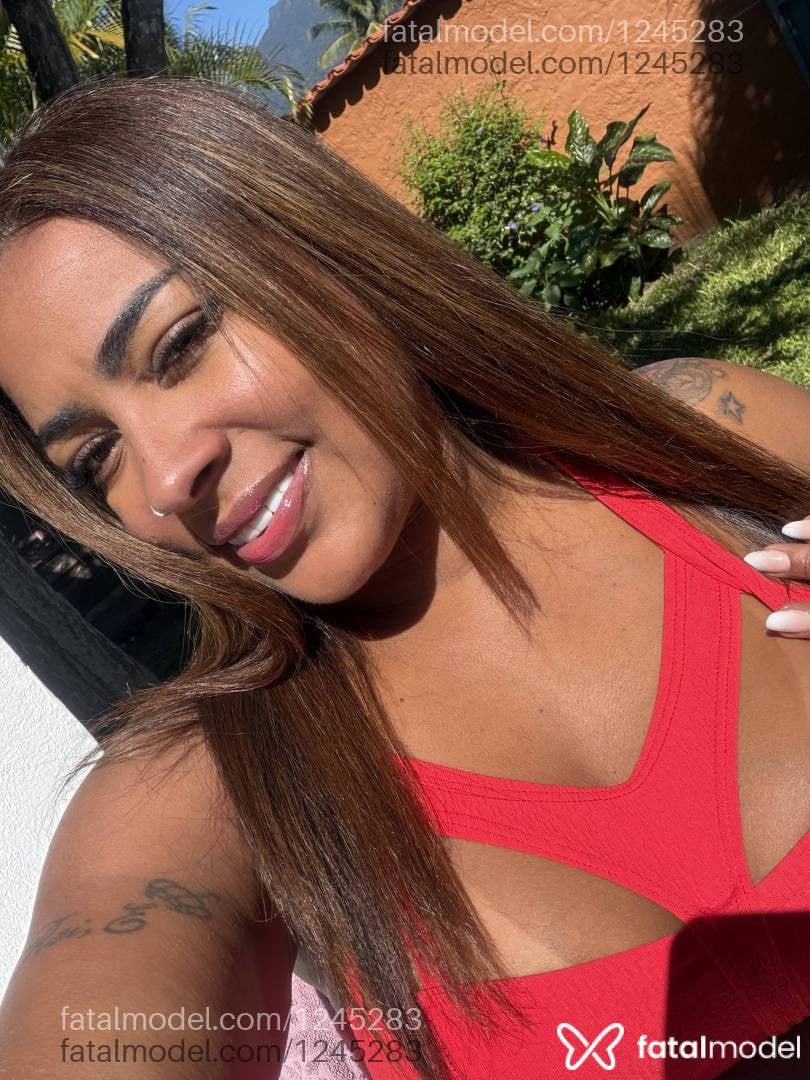 Acompanhante mulher com cabelo castanho de olhos pretos - Gaby Freitas