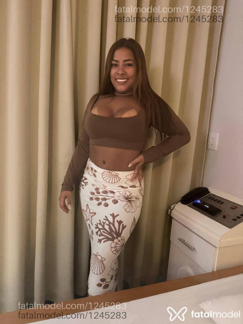 Acompanhante mulher com cabelo castanho de olhos pretos - Gaby Freitas