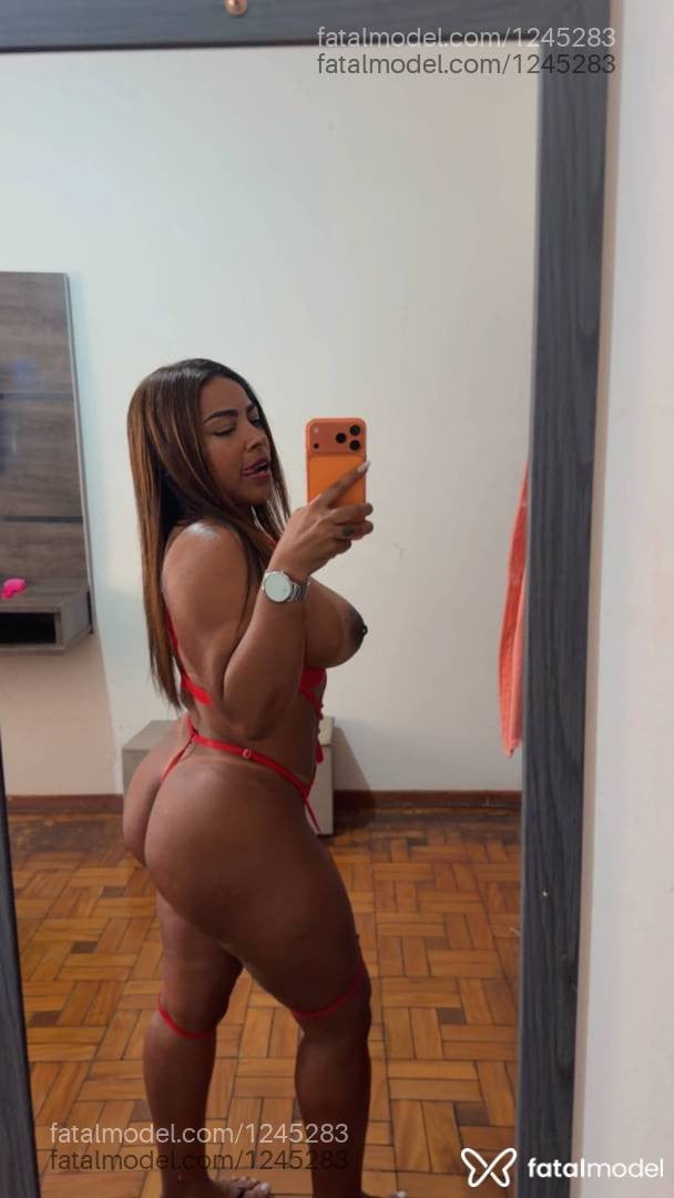 Acompanhante mulher com cabelo castanho de olhos pretos - Gaby Freitas