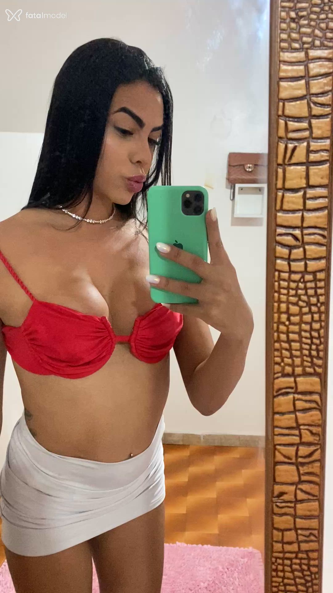 Acompanhante mulher trans morena (o) de olhos pretos - Júlia Andrade