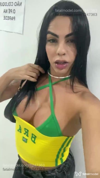 Acompanhante mulher trans morena (o) de olhos pretos - Júlia Andrade