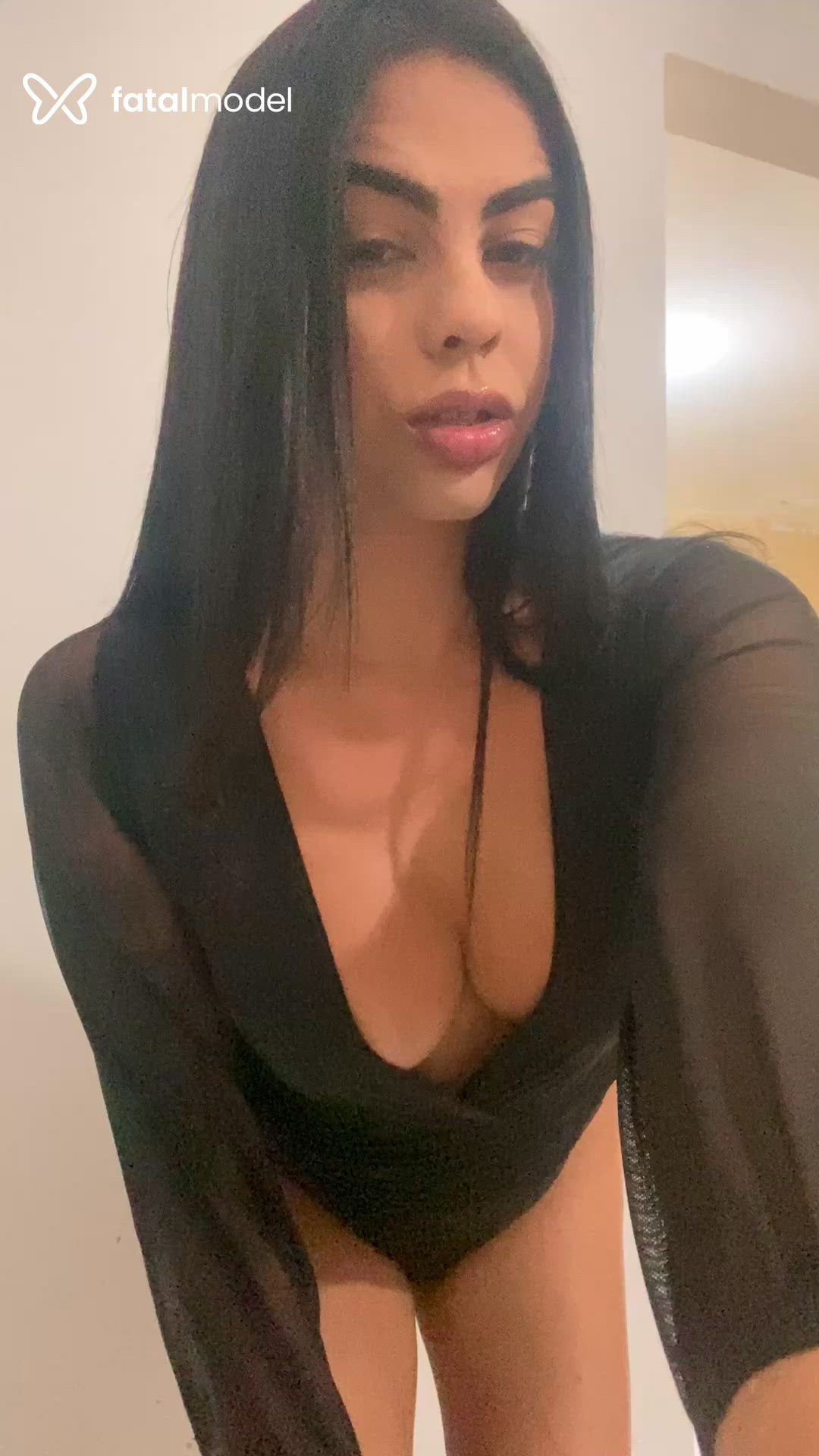 Acompanhante mulher trans morena (o) de olhos pretos - Júlia Andrade