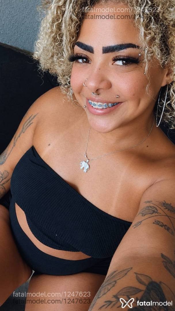 Acompanhante mulher loira (o) de olhos castanhos - Pucca