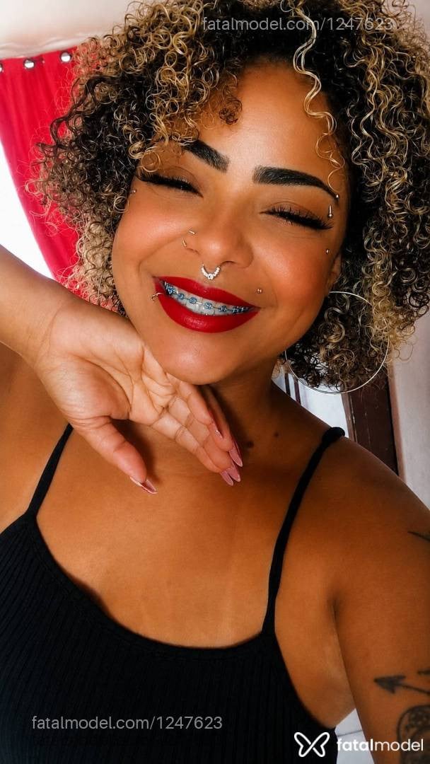 Acompanhante mulher com cabelo castanho de olhos castanhos - Pucca Silva