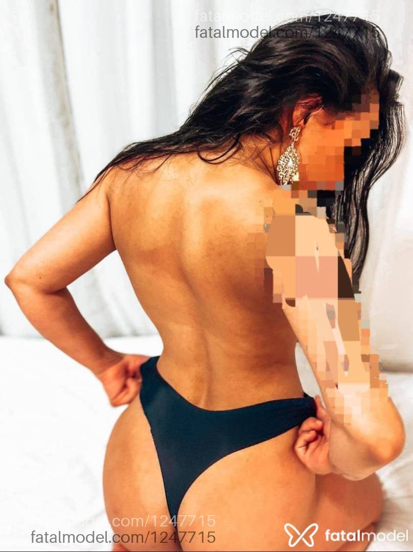 Acompanhante mulher com cabelo castanho de olhos mel em Camboriú Acompanhante mulher com cabelo castanho de olhos mel em Camboriú - Karol Maia