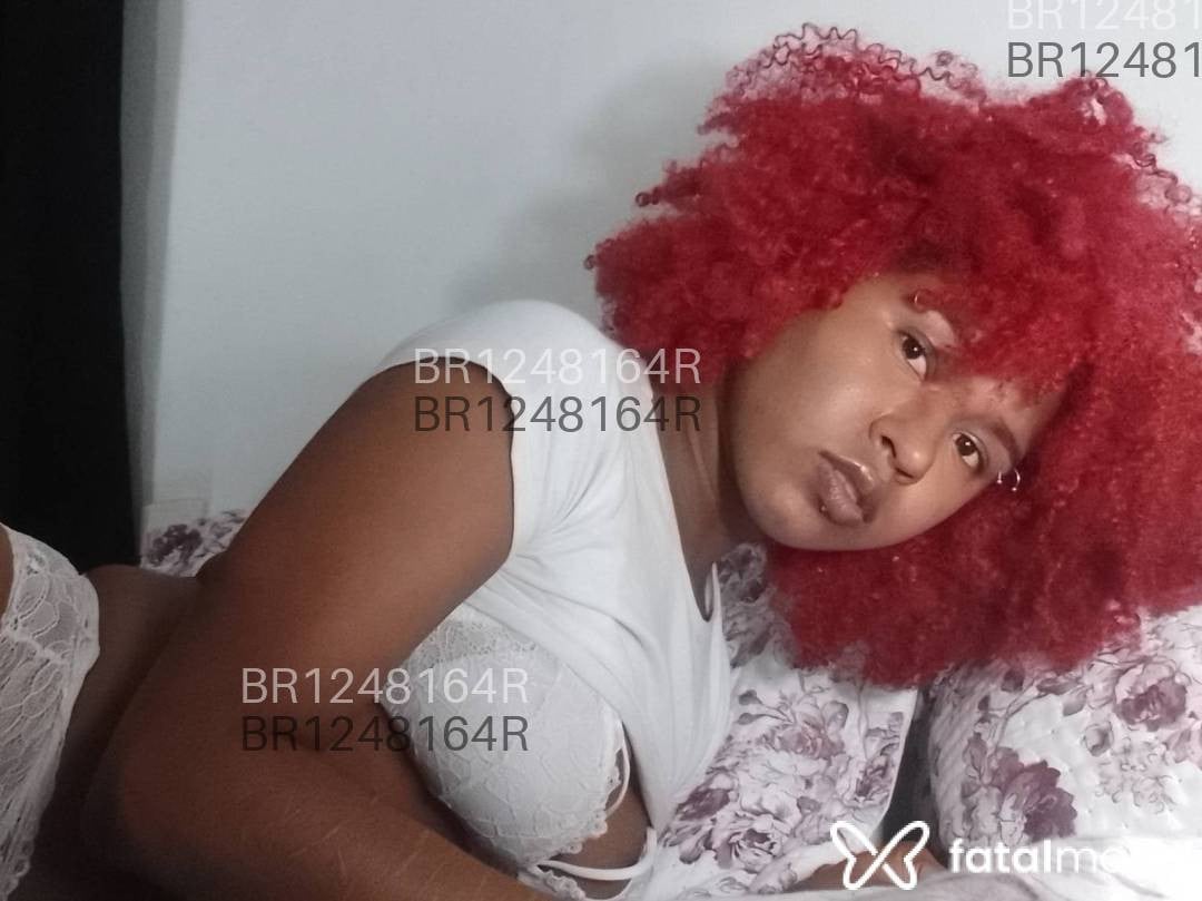 Acompanhante mulher com cabelo colorido de olhos pretos em Virtual - Mônica Goiaba